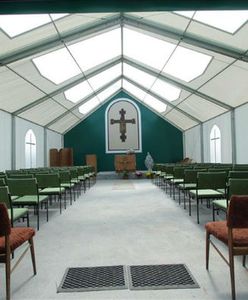 Chcą rozebrać namiotowy kościół w Czarnej Łące