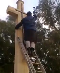 Libijscy rebelianci zdemolowali cmentarz - film