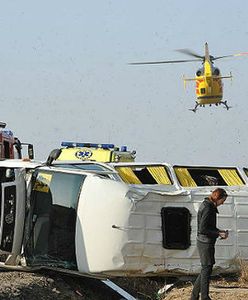 16 osób poszkodowanych po zderzeniu busa z toyotą