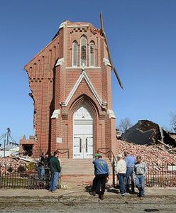 Fala tornad przechodzi przez USA - 13 osób zginęło