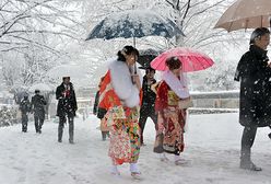 Silny wiatr i opady śniegu w Japonii - setki odwołanych lotów