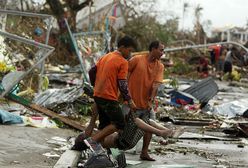 Według Czerwonego Krzyża ofiar tajfunu Haiyan na Filipinach może być ok. 1200