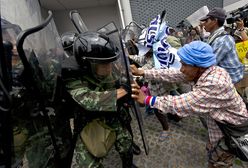 Tysiące demonstrantów otoczyło siedzibę rządu Tajlandii. Budują mur