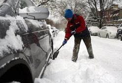 Policjanci uratowali uwięzionego w zaspie mężczyznę