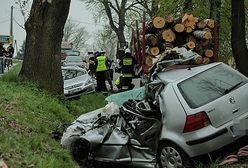 Naczepa tira uderzyła w samochody - jedna osoba nie żyje, 4 ranne