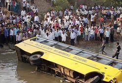 Autobus wpadł do jeziora, zginęło co najmniej 14 dzieci