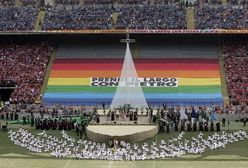 Na stadionie San Siro papieża powitano jako "trenera drużyny Kościoła"