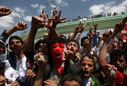 Clinton: USA zaostrzają ochronę swych placówek dyplomatycznych