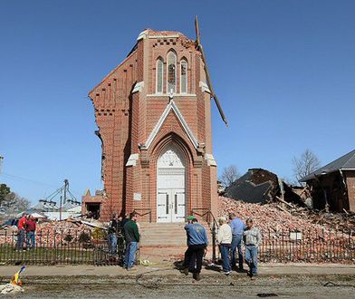 Fala tornad przechodzi przez USA - 13 osób zginęło