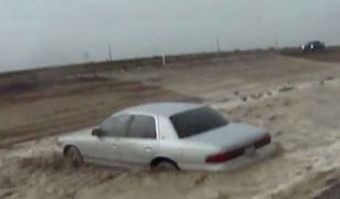 Rwący strumień porwał samochody z ludźmi - film