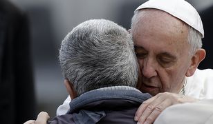 Papież Franciszek pobłogosławił mężczyznę ze zdeformowaną twarzą