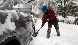 Policjanci uratowali uwięzionego w zaspie mężczyznę