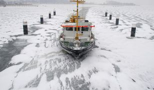 Lodołamacze wypłynęły na Wisłę; skruszą lód u ujścia rzeki