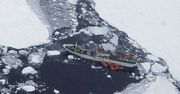 32-osoby toną na statku. Gruby lód odciął ich od świata