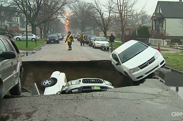 Lej krasowy pochłonął trzy samochody w Chicago