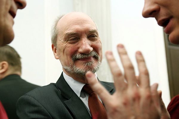 Macierewicz: nikt nie będzie dyktował warunków...