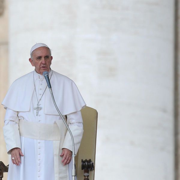 Biuro prasowe Watykanu pomyliło Benedykta XVI z Franciszkiem