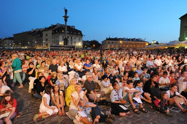 Warszawiacy zaśpiewali "(nie)zakazane piosenki" na Placu Zamkowym