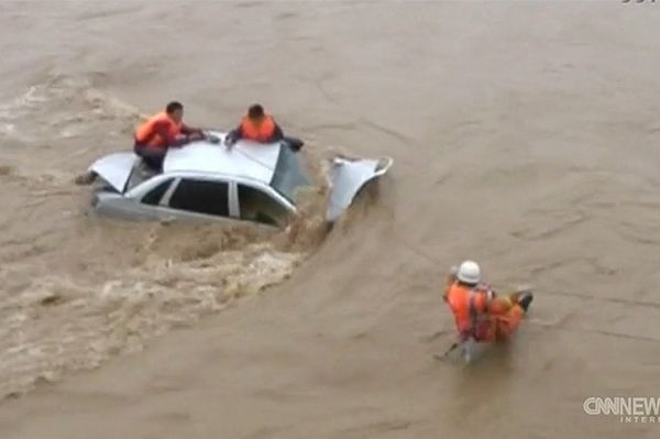 Samochód wpadł do rzeki w Chinach