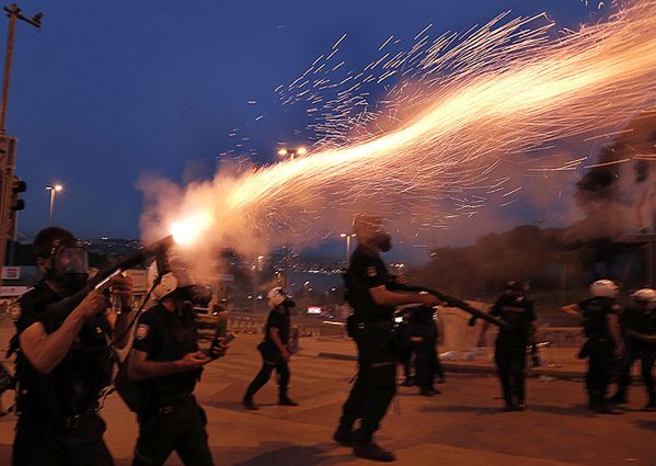 Tysiące ludzi demonstrowało w Stambule. Jest pierwsza ofiara śmiertelna