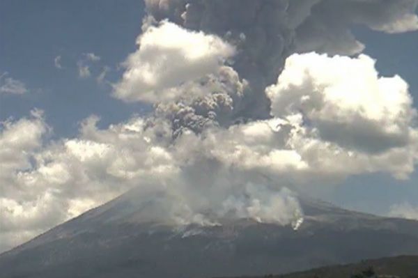 Spektakularny wybuch wulkanu w Meksyku - film