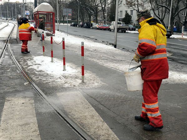 100 zł za śnieg na chodniku