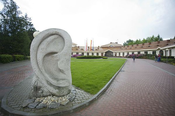 Fałszywe CBA w Światowym Centrum Słuchu w Kajetanach