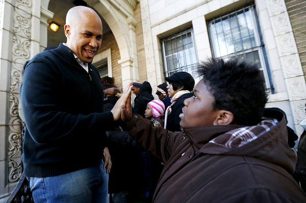 Burmistrz Newark Cory Booker będzie żył jak biedak