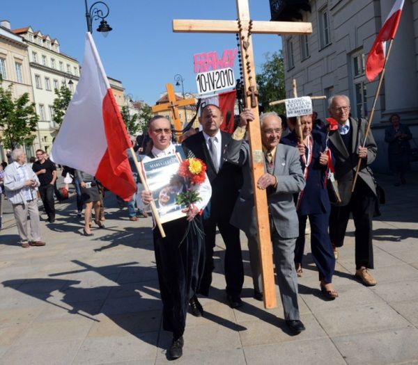 Mandat za ustawienie krzyża przed Pałacem Prezydenckim