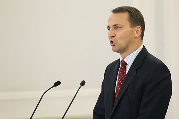 Radosław Sikorski apeluje o niepublikowanie drastycznych zdjęć ze Smoleńska