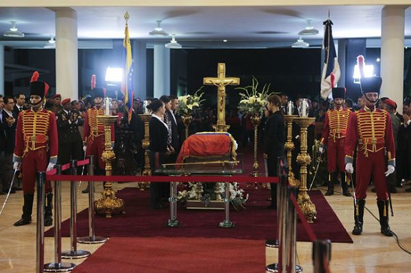 W Caracas wystawiono trumnę z ciałem Hugo Chaveza
