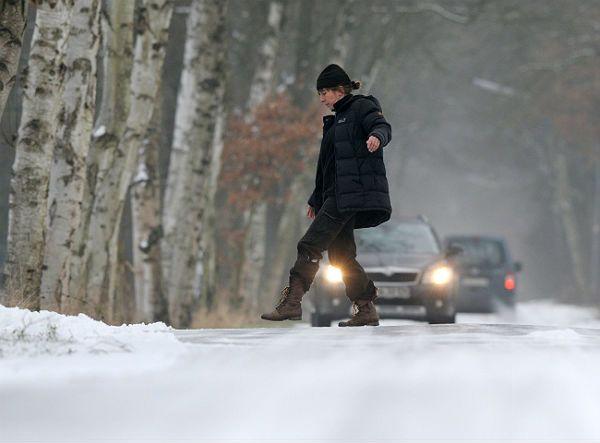 Opady śniegu paraliżują komunikację, alarm w Alpach