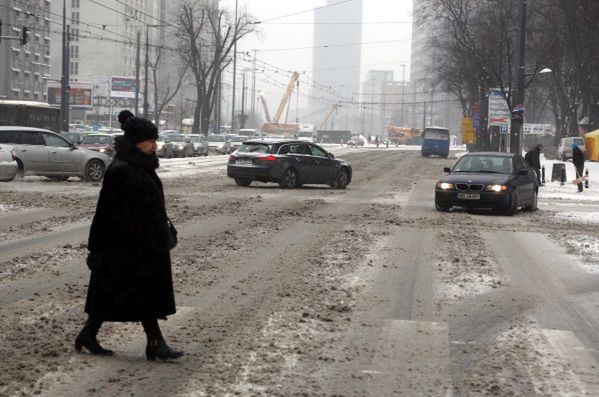 Świętokrzyskie: trudne warunki na drogach po opadach śniegu