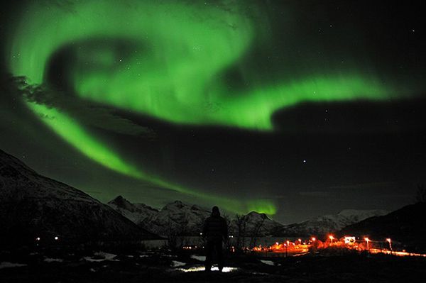 Aurora borealis - malowniczy spektakl światła na niebie północnej Szwecji