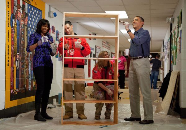 Barack Obama malował szkolne regały w ostatnim dniu pierwszej kadencji