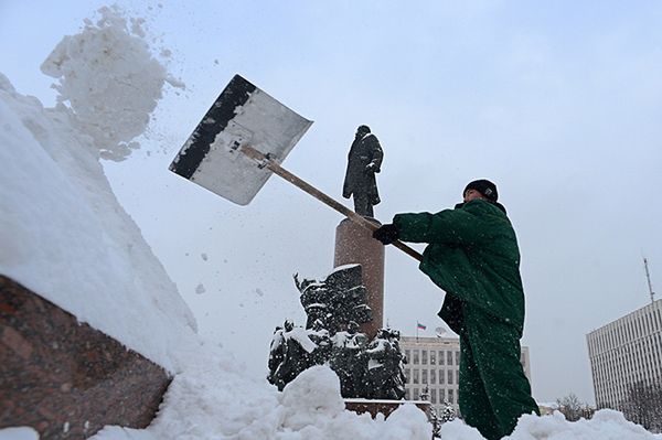 W Moskwie spadło 50 cm śniegu - paraliż na drogach, lotniska działają