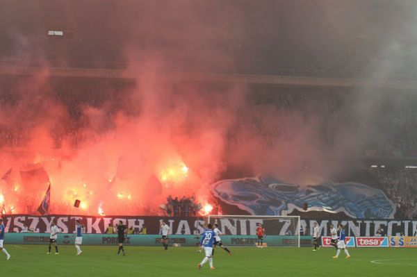 Kibice Lecha znów odpalili race. Wojewoda: nie zamkniemy stadionu