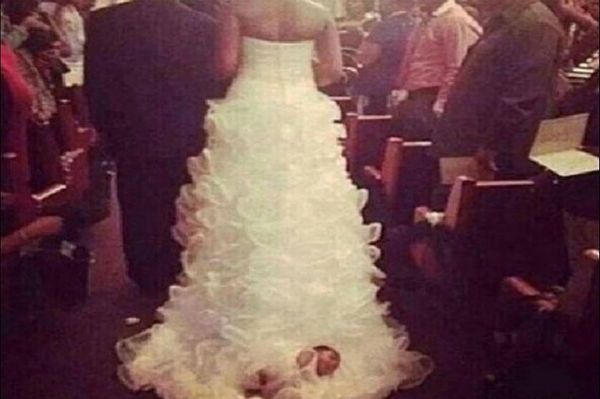 Przymocowała dziecko do trenu sukni ślubnej. "Chrystus nad nią czuwał"