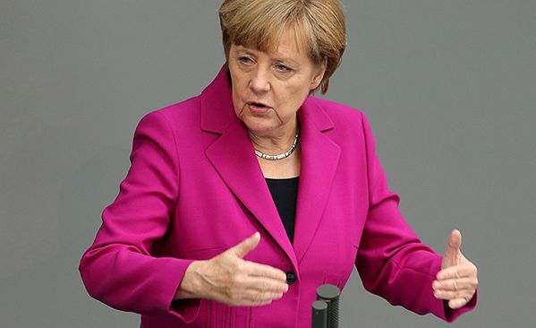 "FAZ": Merkel będzie szefową Europy, jeżeli rozwiąże spór o Junckera