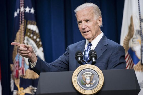 Biden leci na Ukrainę, spotka się z Turczynowem i Jaceniukiem