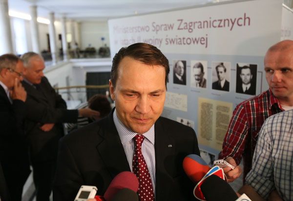 Sikorski o słowach Putina: uwierzę, gdy zobaczę