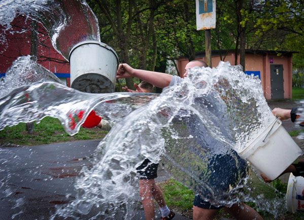 KGP: za chuligańskie polewanie wodą grozi mandat; zachowajmy umiar