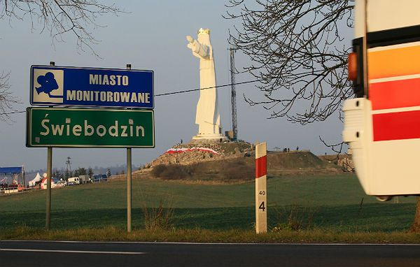 Pochowali serce księdza poza cmentarzem. "To nielegalne"