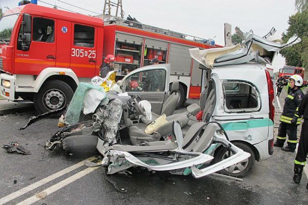 Mogło dojść do tragedii. Dwa samochody ciężarowe zderzyły się z osobówką