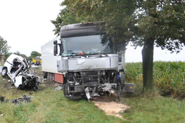 Zderzenie tira z osobówką w Kajewie. Zginął 21-letni kierowca