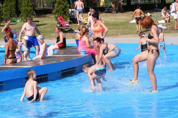 Tłumy na ponownie otwartej pływalni w parku Kasprowicza