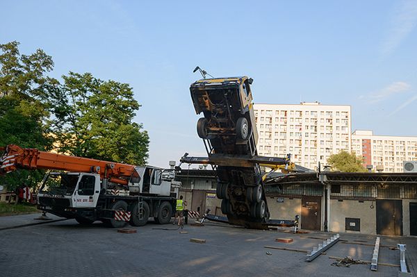 Dźwig runął na pawilon handlowy w Poznaniu