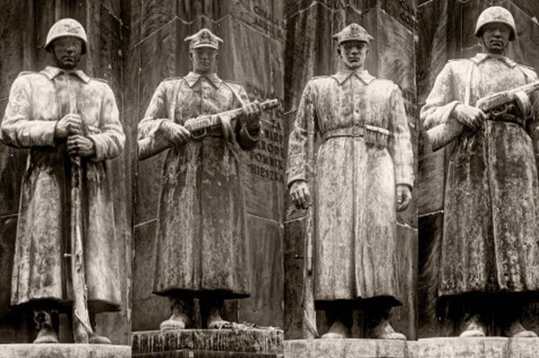 Pomnik "Czterech śpiących" zniknie z mapy Warszawy?!