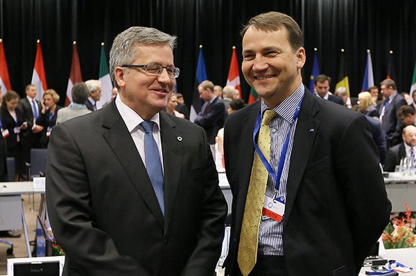 CBOS: Komorowski i Sikorski liderami rankingu zaufania