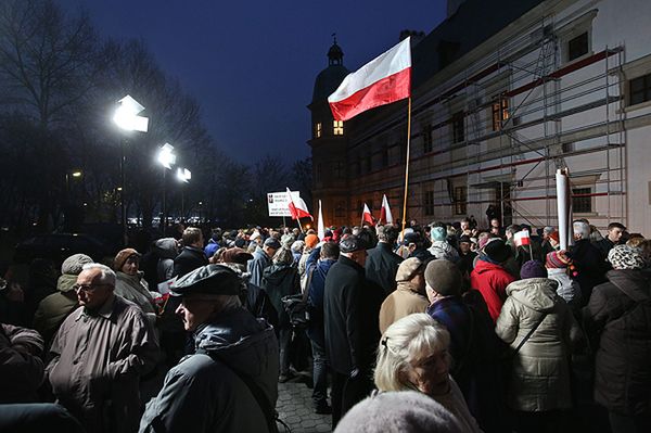 Projekcja "Adoracji" w CSW obrzucona czerwoną farbą